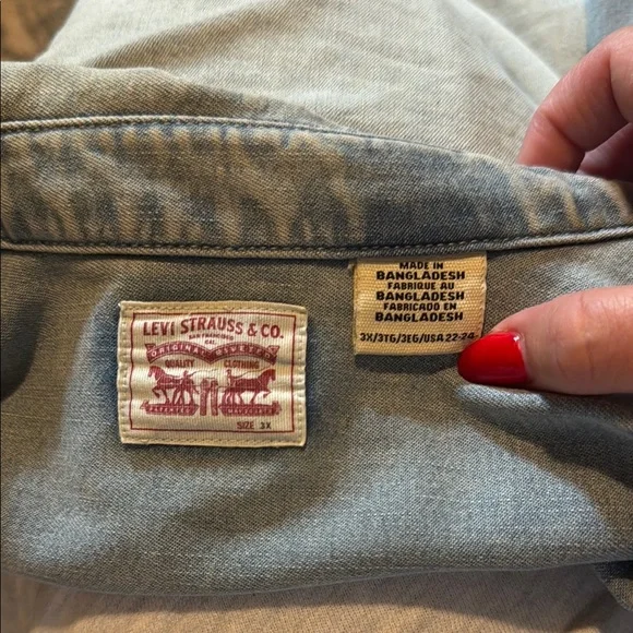 Levi's Classic Light Blue Denim Shirt - Picture 2 of 3